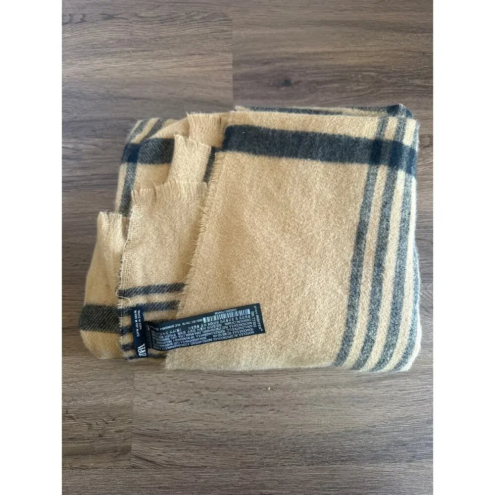 💥Zara Plaid Blanket Scarf USA Medium black and tan - Picture 2 of 9